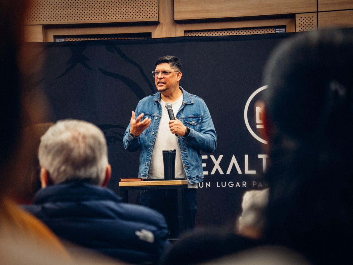 Pastor Royer predicando